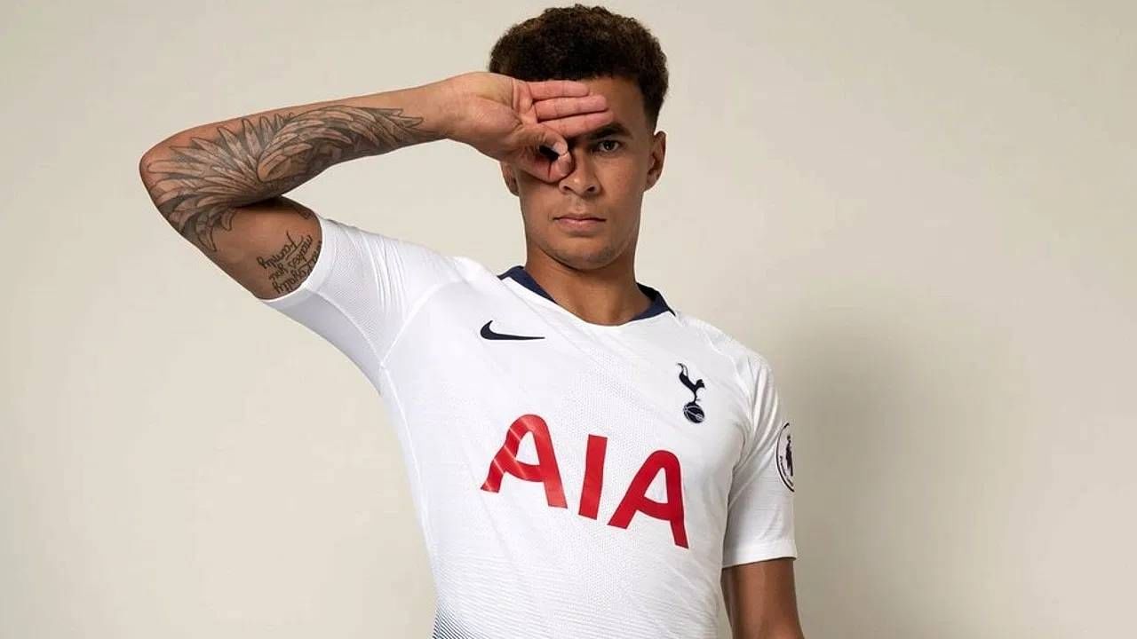 फुटबॉलपटू डेले अलीने या सेलीब्रेशनबाबत सांगितलं होतं की, 'माझ्या संघातील मित्र जेमी वर्डीची मुलं माझ्यासोबत अशी खेळायची. मी देखील मैदानात असंच दाखवू लागलो. याचा कोणताही विशिष्ट राजकीय किंवा सामाजिक अर्थ नाही.'