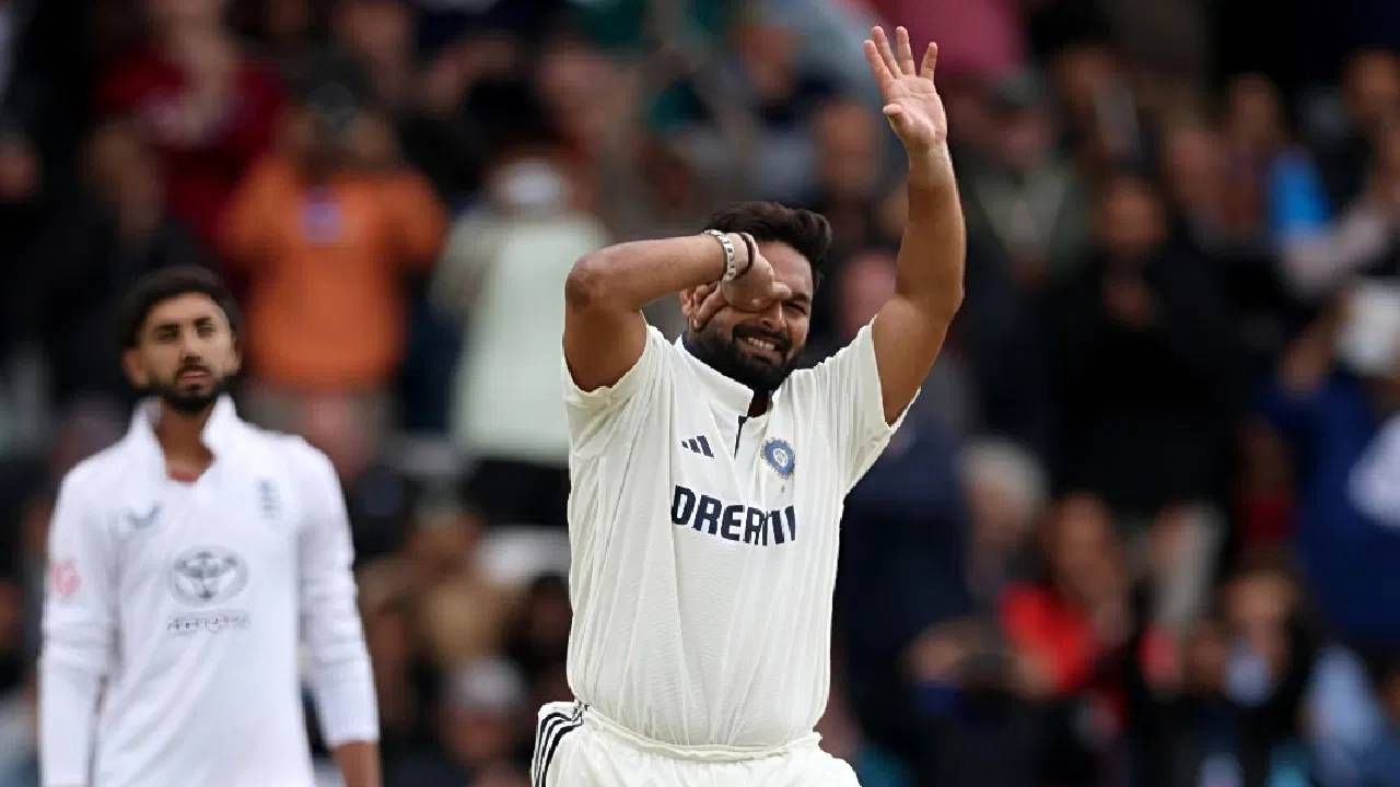 ऋषभ पंतने डोळ्यावर बोट ठेवून वेगळ्या पद्धतीने केलेल्या सेलीब्रेशनने लक्ष वेधून घेतलं. अशा पद्धतीने सेलीब्रेशन करण्याचा अर्थ काय? विकेटकीपर फलंदाज ऋषभ पंतने असं सेलीब्रेशन का केलं? असे एक ना अनेक प्रश्न पडले आहेत. चला जाणून घेऊयात त्याचं उत्तर