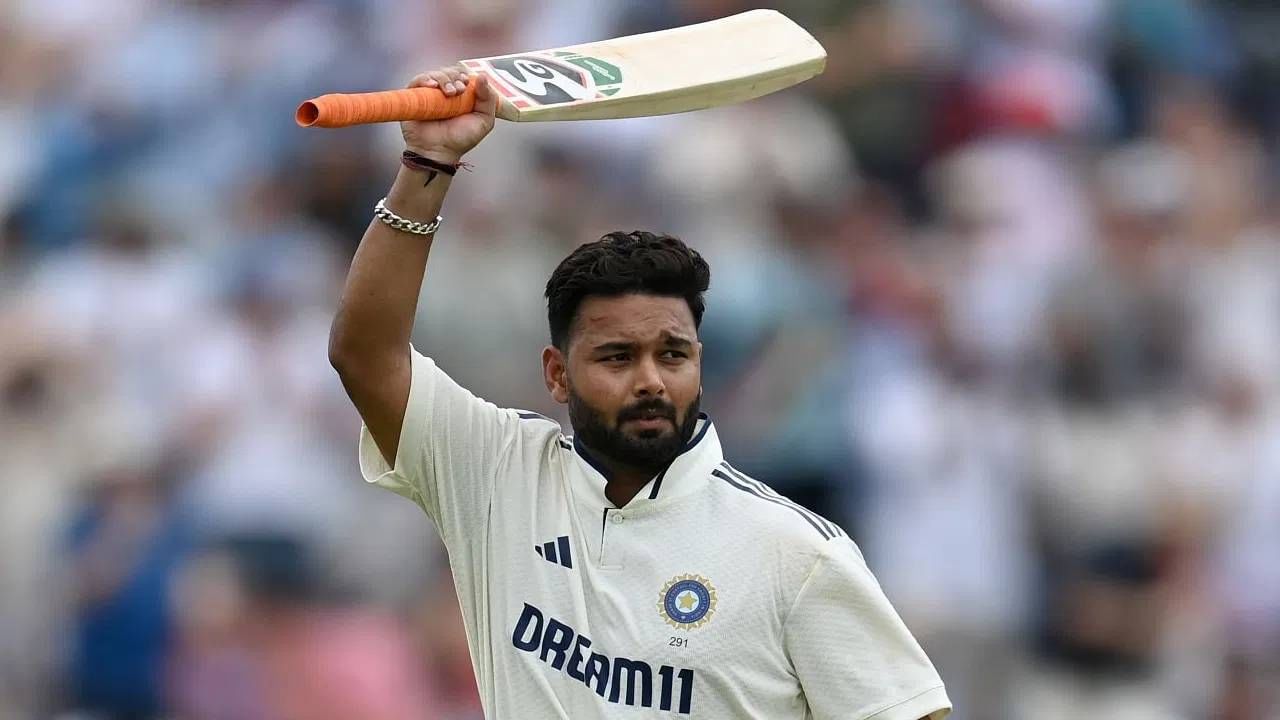 भारत आणि इंग्लंड पहिला कसोटी सामना आता निर्णायक वळणावर आहे. इंग्लंडने 371 धावांचा पाठलाग करताना चौथ्या दिवशी बिनबाद 21 धावा केल्या. अजूनही 350 धावांचं लक्ष्य गाठायचं असून काय होईल याकडे क्रीडाप्रेमींचं लक्ष्य लागून आहे. दरम्यान, ऋषभ पंतने दुसऱ्या डावातही शतकी खेळी केली. पण फ्लिप न मारता वेगळ्याच पद्धतीने आनंद साजरा केला.