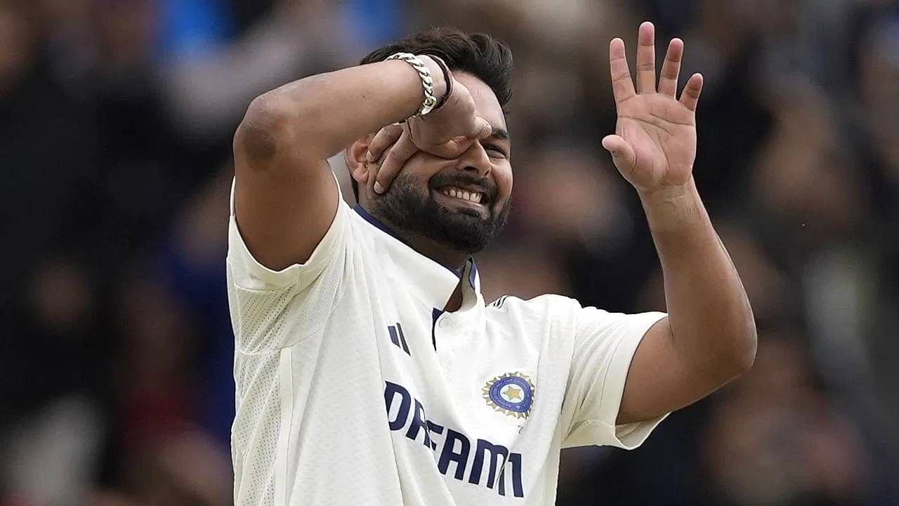 फुटबॉलप्रेमी ऋषभ पंतने डेले अलीच्या सेलिब्रेशनने इंग्लंडच्या खेळाडूंचे लक्ष वेधून घेतले. त्याने त्याच्या दुसऱ्या शतकाच्या सेलीब्रेशनवेळी असं केलं. आता पुढच्या सामन्यातही असंच सेलीब्रेशन करतो का? हे पाहणं औत्सुक्याचं ठरेल. (सर्व फोटो- TV9 Hindi/Kannada)