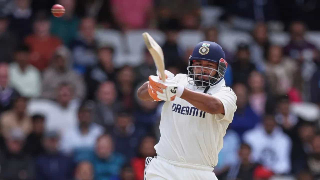 टीम इंडियाचा विकेटकीपर बॅट्समन आणि उपकर्णधार ऋषभ पंत याने इंग्लंड विरूद्धच्या पहिल्या कसोटी सामन्यात शानदार कामगिरी केली. पंतने लीड्समधील दोन्ही डावात शतक केलं. पंतने पहिल्या डावात 134 तर दुसऱ्या डावात 118 धावा केल्या. पंतने यासह काही विक्रम आपल्या नावावर केले आहेत. (Photo Credit : PTI)