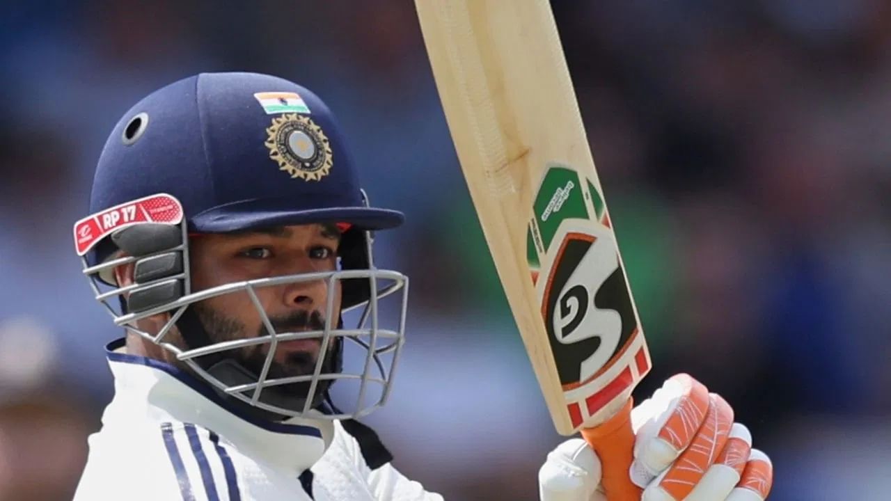ऋषभ विदेशात दोन्ही डावात शतक करणारा पहिला विकेटकीपर बॅट्समन ठरला आहे. पंतआधी झिंबाब्वेचे माजी विकेटकीपर एंडी फ्लावर यांनी अशी कामगिरी केली होती. मात्र फ्लावर यांनी मायदेशात तसा कारनामा केला होता. (Photo Credit : PTI)