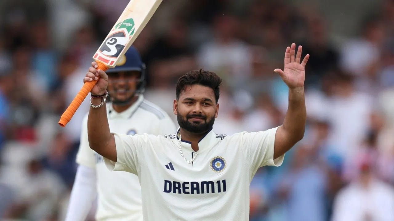 तसेच ऋषभ विदेशात दोन्ही डावात शतक करणारा पाचवा भारतीय फलंदाज ठरला आहे. पंतआधी विराट कोहली, राहुल द्रविड, सुनील गावसकर आणि विजय हजारे या माजी दिग्ग्जांनी अशी कामगिरी केली आहे. मात्र पंत भारतासाठी इंग्लंडमध्ये अशी कामगिरी करणारा पहिला फलंदाज ठरलाय. (Photo Credit : PTI)