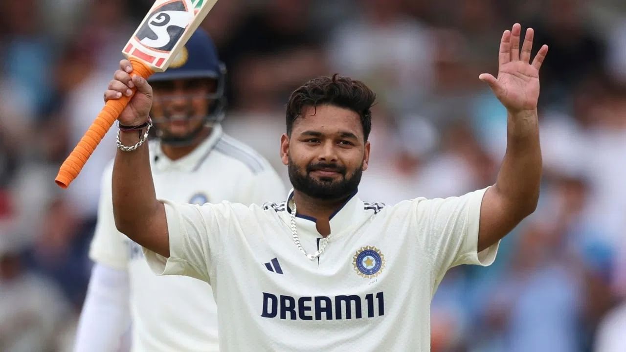 त्यानंतर दुसऱ्या दिवशी उपकर्णधार म्हणून पहिल्या सामन्यात ऋषभ पंत याने सिक्ससह शतक पूर्ण केलं. अशाप्रकारे टीम इंडियाच्या 3 फलंदाजांनी यासह पहिल्या डावात शतक केलं. टीम इंडियाच्या नावावर 3 शतकांनंतर कसोटी सर्वात निच्चांकी धावसंख्येचा नकोसा वर्ल्ड रेकॉर्ड नावावर झाला. (Photo: PTI)