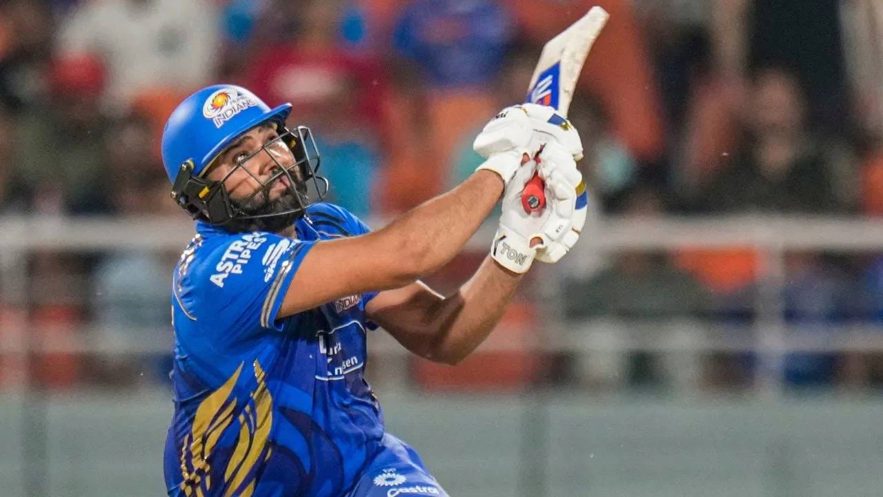 या संपूर्ण हंगामात रोहितची कामगिरी अपेक्षेप्रमाणे झालेली नाही. काही सामन्यात रोहितने काही दमदार खेळी खेळल्या. या हंगामात आतापर्यंत त्याच्या बॅटने 15 डावांमध्ये 32 च्या सरासरीने 418 धावा केल्या आहेत, यात 4 अर्धशतकांचा समावेश आहे. (छायाचित्र: पीटीआय)