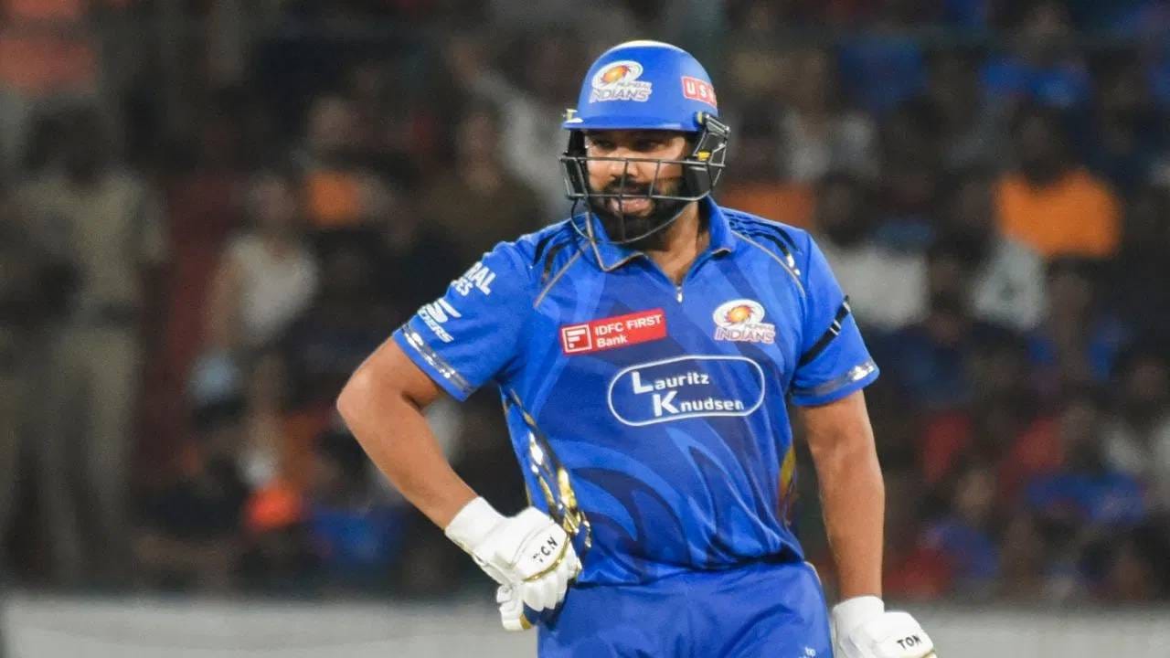 'हिटमॅन' रोहित शर्माने आतापर्यंत क्वालिफायर 1 आणि क्वालिफायर 2 मध्ये एकूण 10 डावांमध्ये फलंदाजी केली आहे. पण यामध्येही 90 धावांचा आकडा गाठू शकला नाही. रोहितने 10 च्या सरासरीने फक्त 89 धावा केल्या आहेत. त्याचा स्ट्राईक रेट फक्त 92 च्या आसपास आहे. रोहित शर्मा एकदाही 30 धावांची खेळी खेळू शकलेला नाही. (छायाचित्र: पीटीआय)