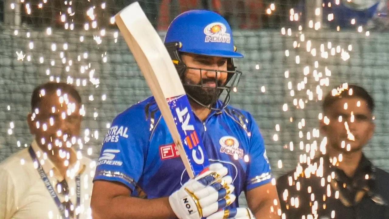 रोहित शर्मा पंजाब किंग्सविरुद्धच्या सामन्यात 7 चेंडूत 8 धावा करून बाद झाला. त्याने या सामन्यात एक चौकार मारला. पण स्टोयनिसनच्या गोलंदाजीवर उत्तुंग फटका मारताना चुकला आणि विजयकुमार विशाकने झेल पकडला. (छायाचित्र: पीटीआय)