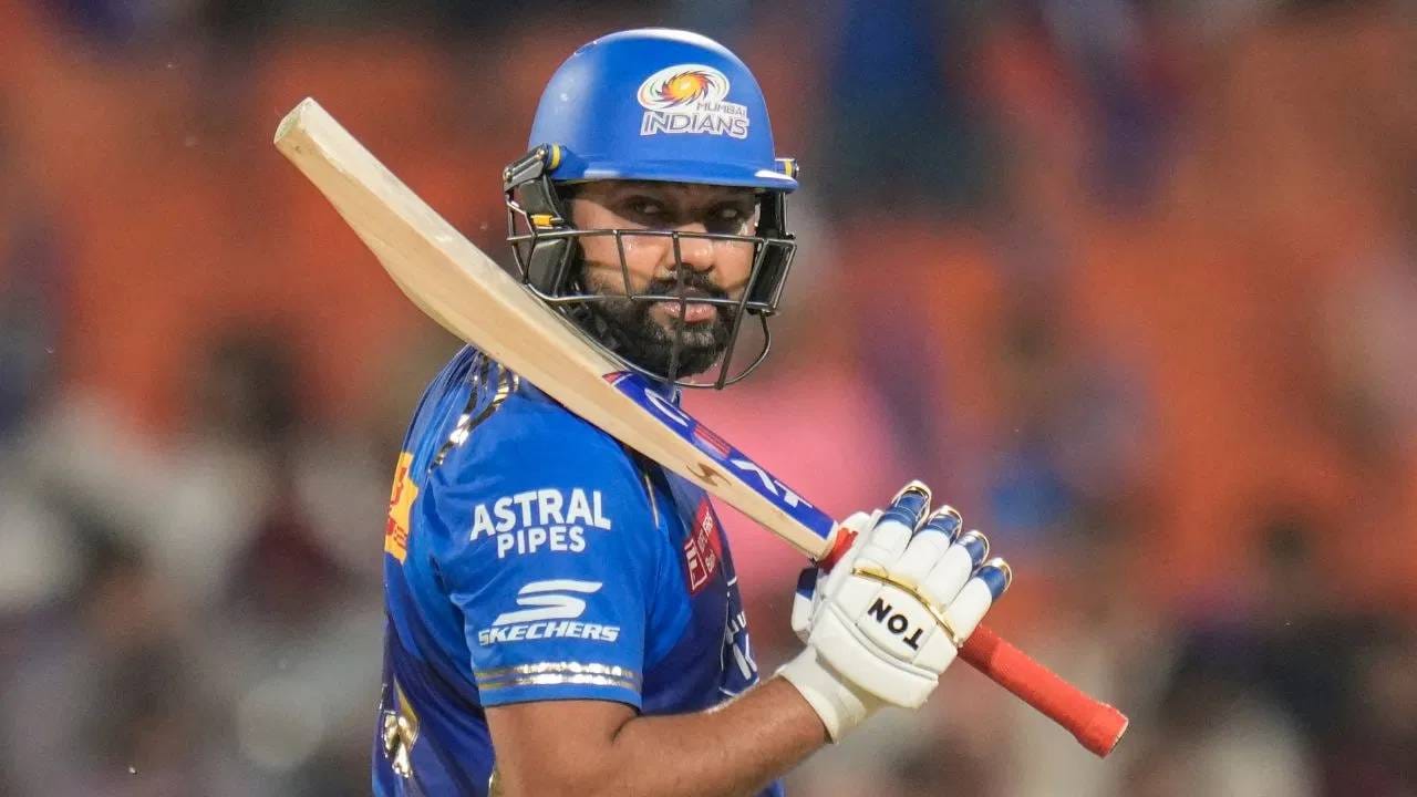 अंतिम फेरीत स्थान मिळविण्यासाठी मुंबई इंडियन्स आणि पंजाब किंग्स यांच्यात दुसरा क्वॉलिफायर सामना होत आहे. या सामन्यात माजी कर्णधार आणि स्टार सलामीवीर रोहित शर्मावर लक्ष होते. मात्र या सामन्यात यापूर्वी झालं तसंच काहीसं झालं. (छायाचित्र: पीटीआय)