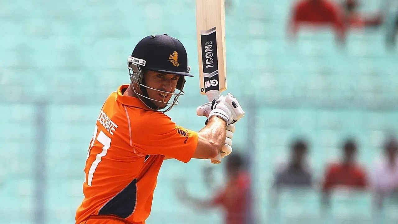 नेदरलँडचा माजी फलंदाज आणि कर्णधार रायन टेन डेश्काटे आज 30 जून रोजी 45 वर्षांचा झाला आहे. डेश्काटे टीम इंडियाच्या कोचिंग स्टाफचा भाग आहे. डेश्काटे भारतीय क्रिकेट संघाचे सहाय्यक प्रशिक्षक आहे. डेशकाटे याने खेळाडू म्हणून खेळताना आपला वेगळा ठसा उमटवला होता. (Photo: Getty Images)