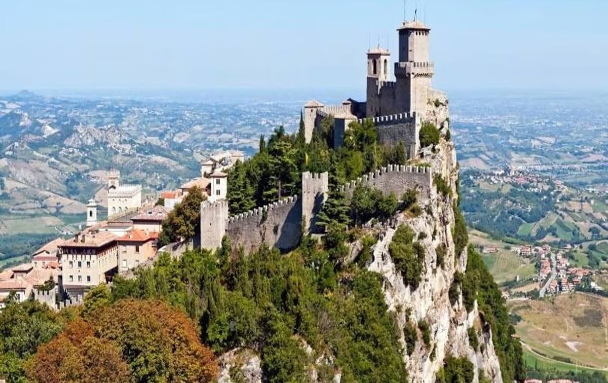 जगातील छोट्या देशांच्या यादीत  पाचवा सर्वात छोटा देश सॅन मॅरिनो (San Marino )  आहे. या देशाचे वैशिष्ट्ये म्हणजे याचे क्षेत्रफल केवल ६१ चौरस किलोमीटर आहे. या देशाची लोकसंख्या सुमारे ३३,२०३ इतकी आहे. 