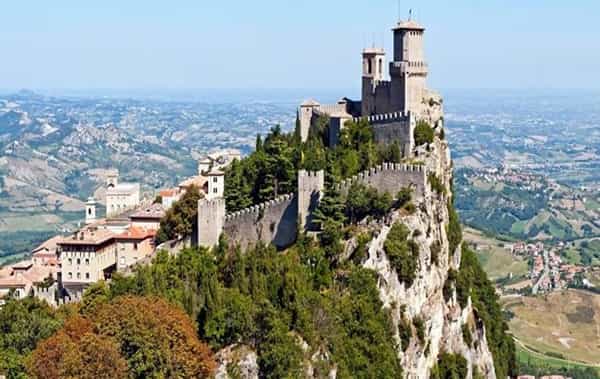 जगातील छोट्या देशांच्या यादीत पाचवा सर्वात छोटा देश सॅन मॅरिनो (San Marino ) आहे. या देशाचे वैशिष्ट्ये म्हणजे याचे क्षेत्रफल केवल ६१ चौरस किलोमीटर आहे. या देशाची लोकसंख्या सुमारे ३३,२०३ इतकी आहे.