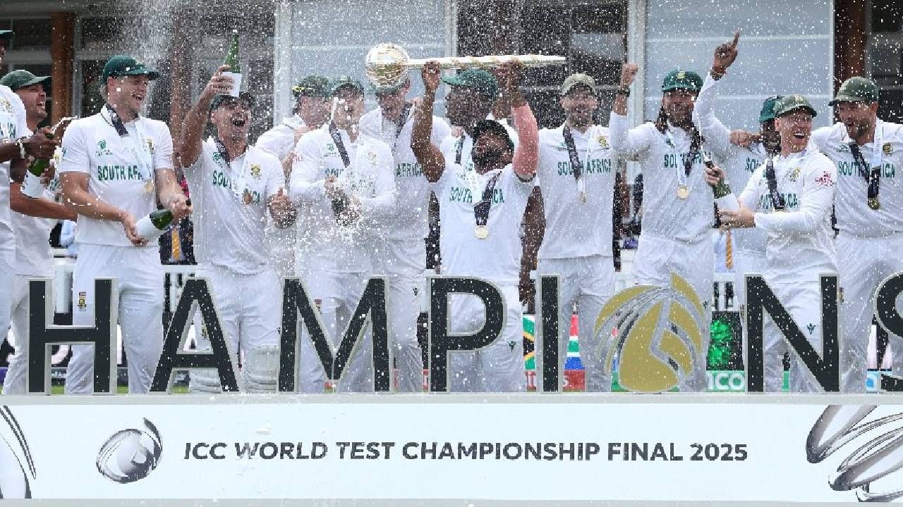 आयसीसी स्पर्धेत वर्ल्ड टेस्ट चॅम्पियनशिप जेतेपद मिळवून माथ्यावरी चोकर्सचा डाग पुसला आहे. 27 वर्षांनंतर दक्षिण अफ्रिकेने आयसीसी स्पर्धेत यश मिळवलं आहे. वर्ल्ड टेस्ट चॅम्पियनशिपच्या अंतिम सामन्यात दक्षिण आफ्रिकेने ऑस्ट्रेलियाचा 5 विकेट्सने पराभव करून जेतेपदावर नाव कोरलं. (PHOTO- ICC Twitter)