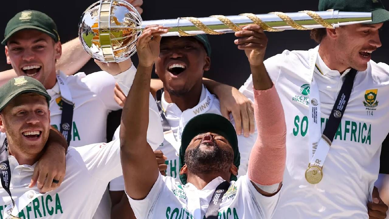 क्रिकेटविश्वात आतापर्यंत काही संघांबाबत पराभवाचा ट्रेंड पक्का होता. त्यामुळे या संघांकडून जेतेपदाची अपेक्षा करणं म्हणजे वाळवंटात पाणी शोधण्यासारखं होतं. दक्षिण अफ्रिकन संघाला तर चोकर्स म्हणून ठपका लागला होता. पण दीर्घ प्रतीक्षेनंतर क्रीडाविश्वात एक नवा ट्रेंड सेट झाला आहे. (PHOTO- ICC Twitter)