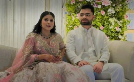 या साखरपुड्याच्या कार्यक्रमात प्रिया सिरोज यांनी गुलाबी रंगाचा भरजरी लेहंगा परिदान केला होता. तर रिंकू सिंहने पांढऱ्या रंगाची सुंदर अशी शेरवानी परिधान केली होती. 