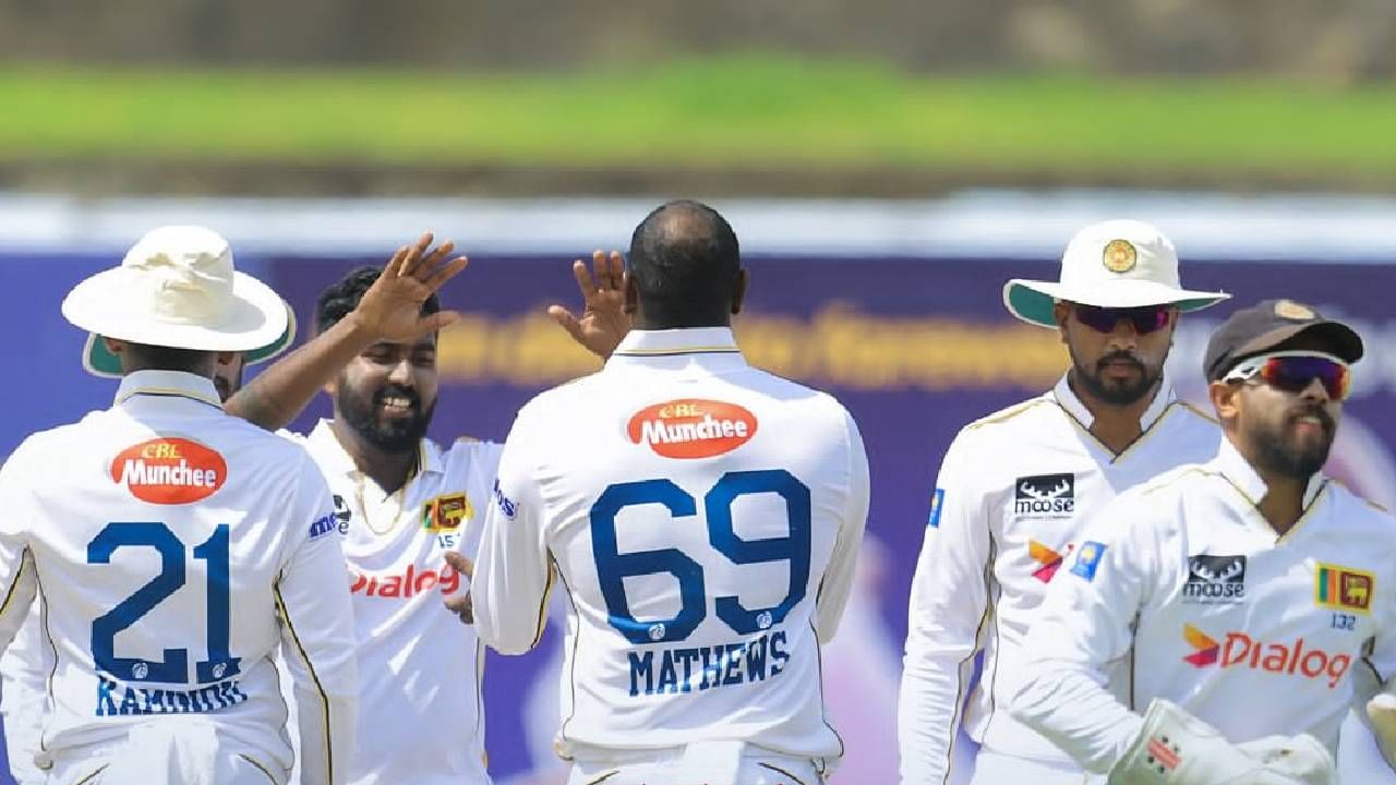 SL vs BAN : कसोटीच्या दुसऱ्या दिवशी बांगलादेशी फलंदाजांनी श्रीलंकेला रडवलं, तिसरा दिवसही डोकेदुखीचा SL vs BAN : कसोटीच्या दुसऱ्या दिवशी बांगलादेशी फलंदाजांनी श्रीलंकेला रडवलं, तिसरा दिवसही डोकेदुखीचा