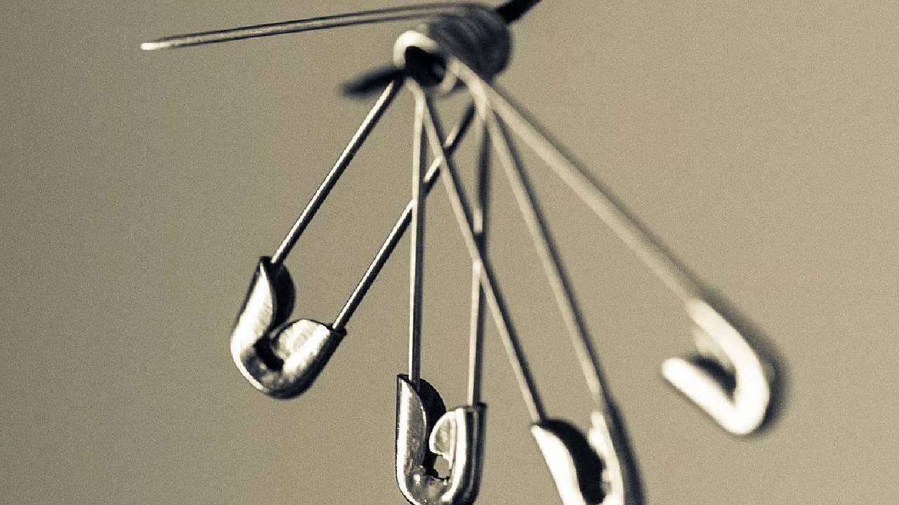 फक्त साडीपुरतेच नाही, 'या' छोट्याशा सेफ्टी पिनचा वापर अशा पद्धतीनेही होतो! फक्त साडीपुरतेच नाही, 'या' छोट्याशा सेफ्टी पिनचा वापर अशा पद्धतीनेही होतो!