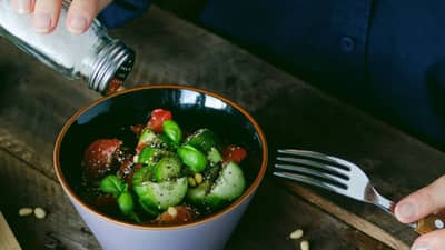 दिवसातून किती मीठ खावे? जास्त प्रमाणात खाल्ल्याने आरोग्याला कोणते नुकसान होतात, जाणून घ्या