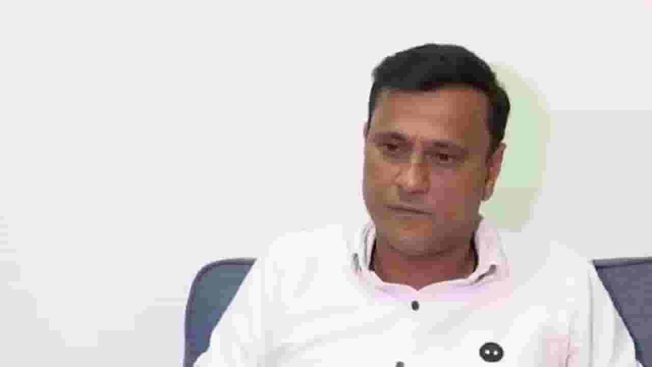 Sandeep Deshpande : त्यांना स्वत:च्या पक्षाच्या मनातलं कळत नाही, ते..; संदीप देशपांडेंचा उद्धव ठाकरेंना टोला Sandeep Deshpande : त्यांना स्वत:च्या पक्षाच्या मनातलं कळत नाही, ते..; संदीप देशपांडेंचा उद्धव ठाकरेंना टोला