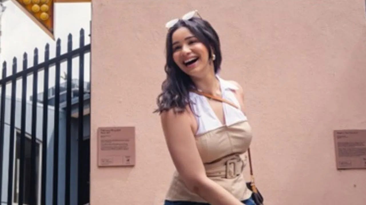 सारा फोटोत ब्रिस्बेनमधील एका फिश लेनवर पाहायला मिळत आहे.  सारा या फोटोत फार आनंदी दिसत आहे. साराने ग्रेस हेडनसह अनेक ठिकाणी फिरण्याचा आनंद घेतला.  (Photo-Screenshot/Instagram)