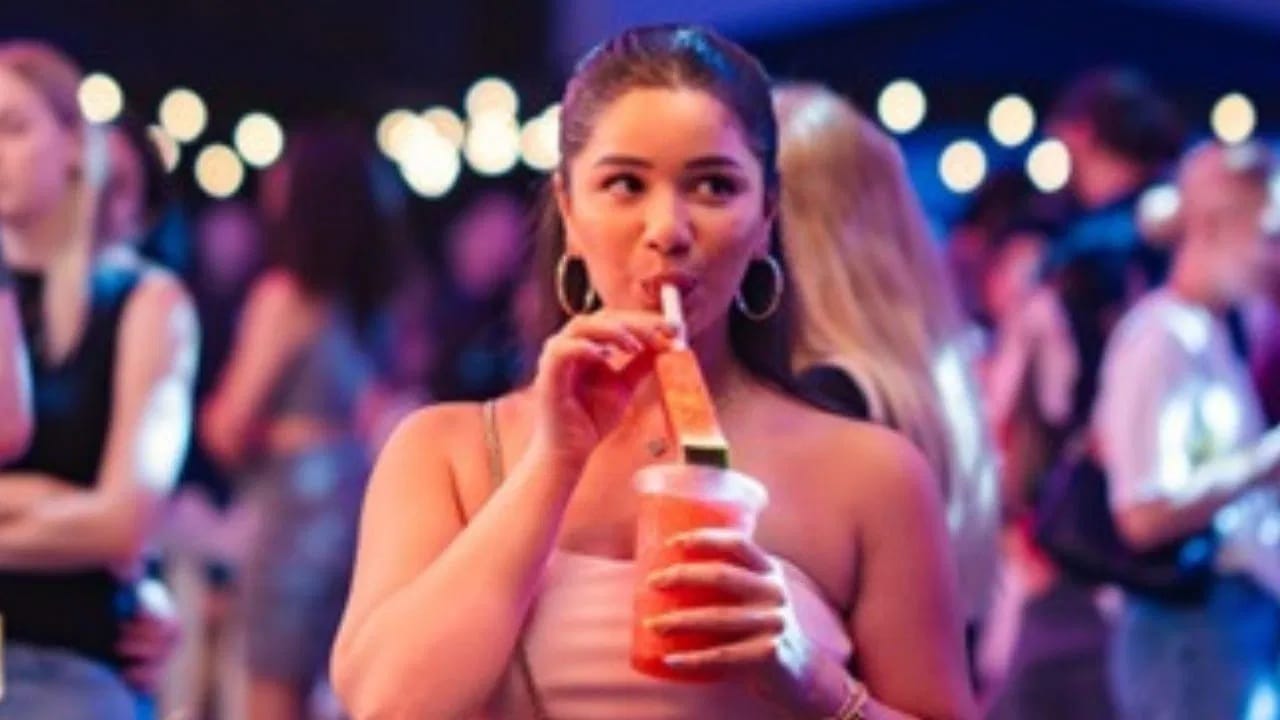 सारा तेंडुलकरने ऑस्ट्रेलिया दौऱ्यात समुद्रकिनारी मजामस्ती केली. साराने ब्रिस्बेनेमध्ये सॉफ्ट ड्रिंक घेतलं. साराने हे फोटोही इंस्टाग्रामवर चाहत्यांसह शेअर केले. (Photo-Screenshot/Instagram)