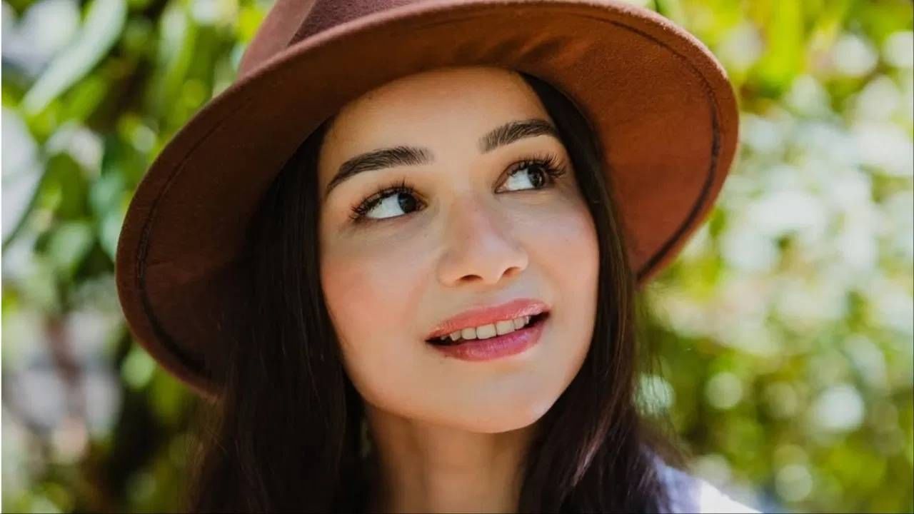 स्टॉकर म्हणजे एखाद्यावर नजर ठेवणारी किंवा पाठलाग करणारी व्यक्ती... साराने फोटो शेअर केला आहेत त्यात तिच्या हावभावावरून ती तिची मैत्रिण असल्याचं दिसत आहे. कारण साराने तिचा उल्लेख मजेशीर अंदाजात केला आहे.  (Photo: Instagram)