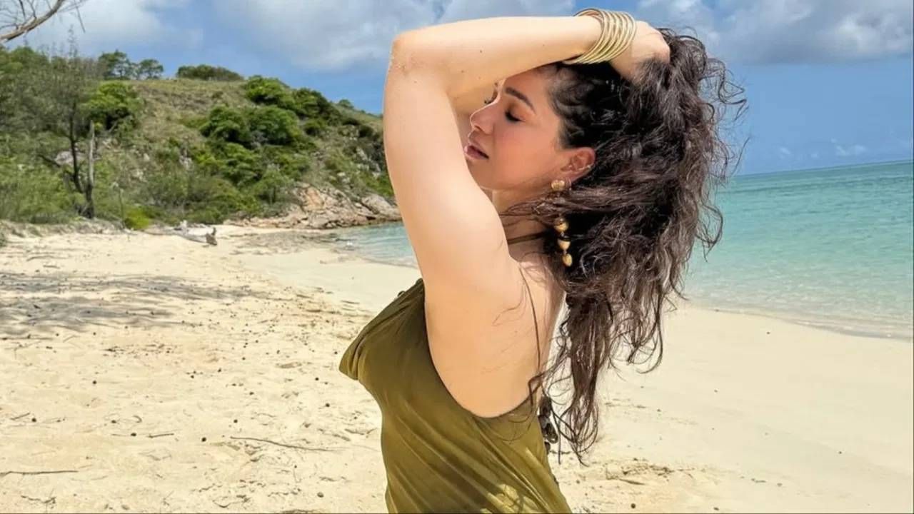 मास्टर ब्लास्टर सचिन तेंडुलकरची मुलगी सारा तेंडुलकरचे अनेक चाहते सोशल मीडियावर आहेत. तिला फॉलो करणाऱ्यांची संख्याही लाखोंच्या घरात आहे. सारा तेंडुलकर रोज काही ना काही घडामोडी शेअर करत असते. सध्या सारा तेंडुलकर लंडनमध्ये आहे. पण लंडनमध्ये तिचा कोणतरी पाठलाग करत आहे.  (Photo: Instagram)