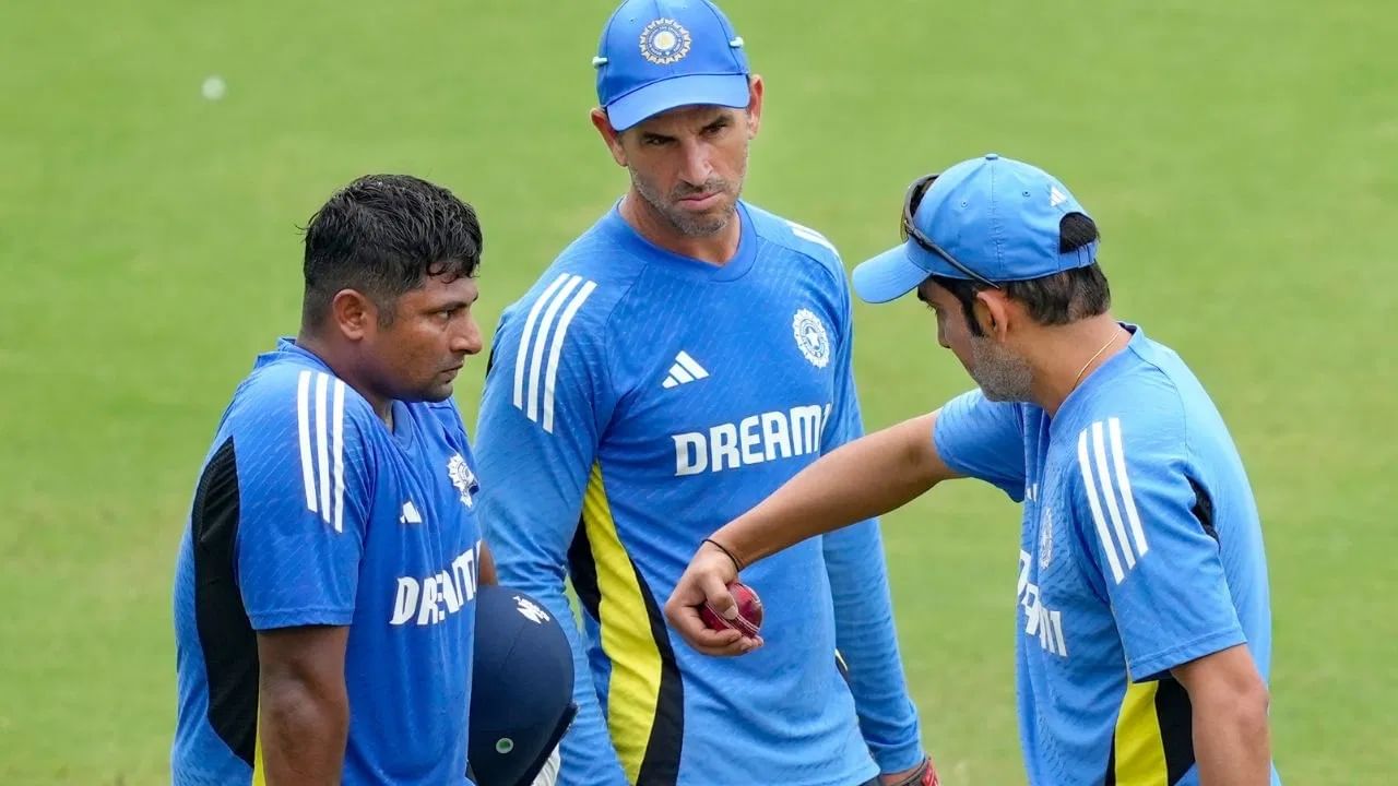 विश्वास बसला की टीममध्ये घेतला , हे वाक्य टीम इंडियाचा हेड कोच गौतम गंभीर याच्यासाठी तंतोतंत लागू पडतं, असं म्हटलं तर वावगं ठरणार नाही. गौतम गंभीरने आयपीएल आणि भारतीय संघात त्याच्या विश्वासातील खेळाडूंना संधी दिली आहे. गंभीरने अशाच एका अनुभवी खेळाडूला भारतीय संघात संधी दिली. रायन टेन डेश्काटे असं या दिग्गजाचं नाव आहे. (Photo: PTI)