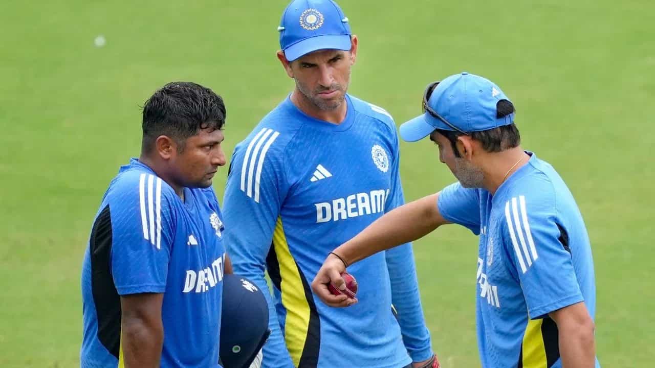 विश्वास बसला की टीममध्ये घेतला , हे वाक्य टीम इंडियाचा हेड कोच गौतम गंभीर याच्यासाठी तंतोतंत लागू पडतं, असं म्हटलं तर वावगं ठरणार नाही. गौतम गंभीरने आयपीएल आणि भारतीय संघात त्याच्या विश्वासातील खेळाडूंना संधी दिली आहे. गंभीरने अशाच एका अनुभवी खेळाडूला भारतीय संघात संधी दिली. रायन टेन डेश्काटे असं या दिग्गजाचं नाव आहे. (Photo: PTI)