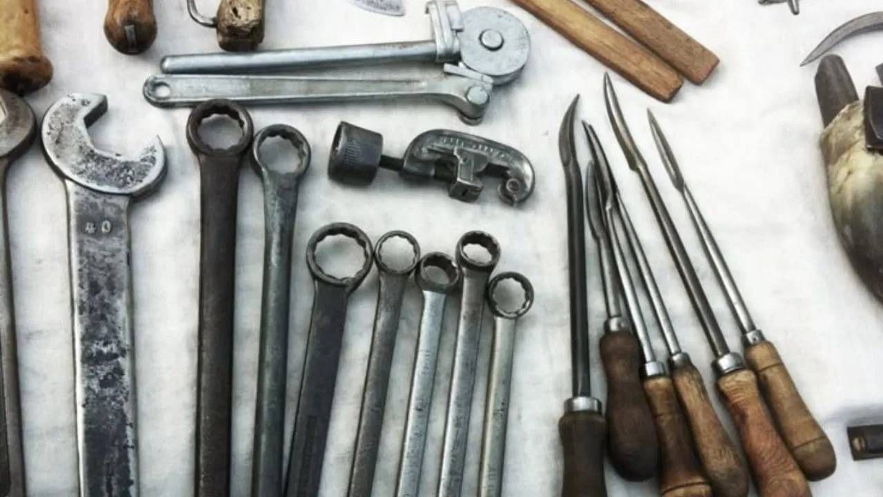 शनिवारी लोखंडाच्या वस्तूही खरेदी करू नये. लोखंडापासून बवलेल्या वस्तू शनिवारी खरेदी करणं अशुभ मानलं जातं. त्यामुळे हा दिवस सोडून लोखंड खरेदी करावं.