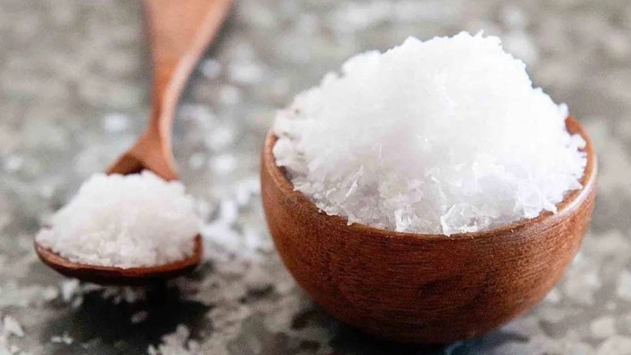 शनिवारी मीठ सुद्धा खरेदी करू नये. शनिवारी मीठ खरेदी केल्याने कर्ज वाढतं. शनिदेवांच्या नाराजीचा सामना करावा लागतो. जर तुम्हाला मीठ खरेदी करायचं असेल तर शुक्रवार योग्य ठरेल.