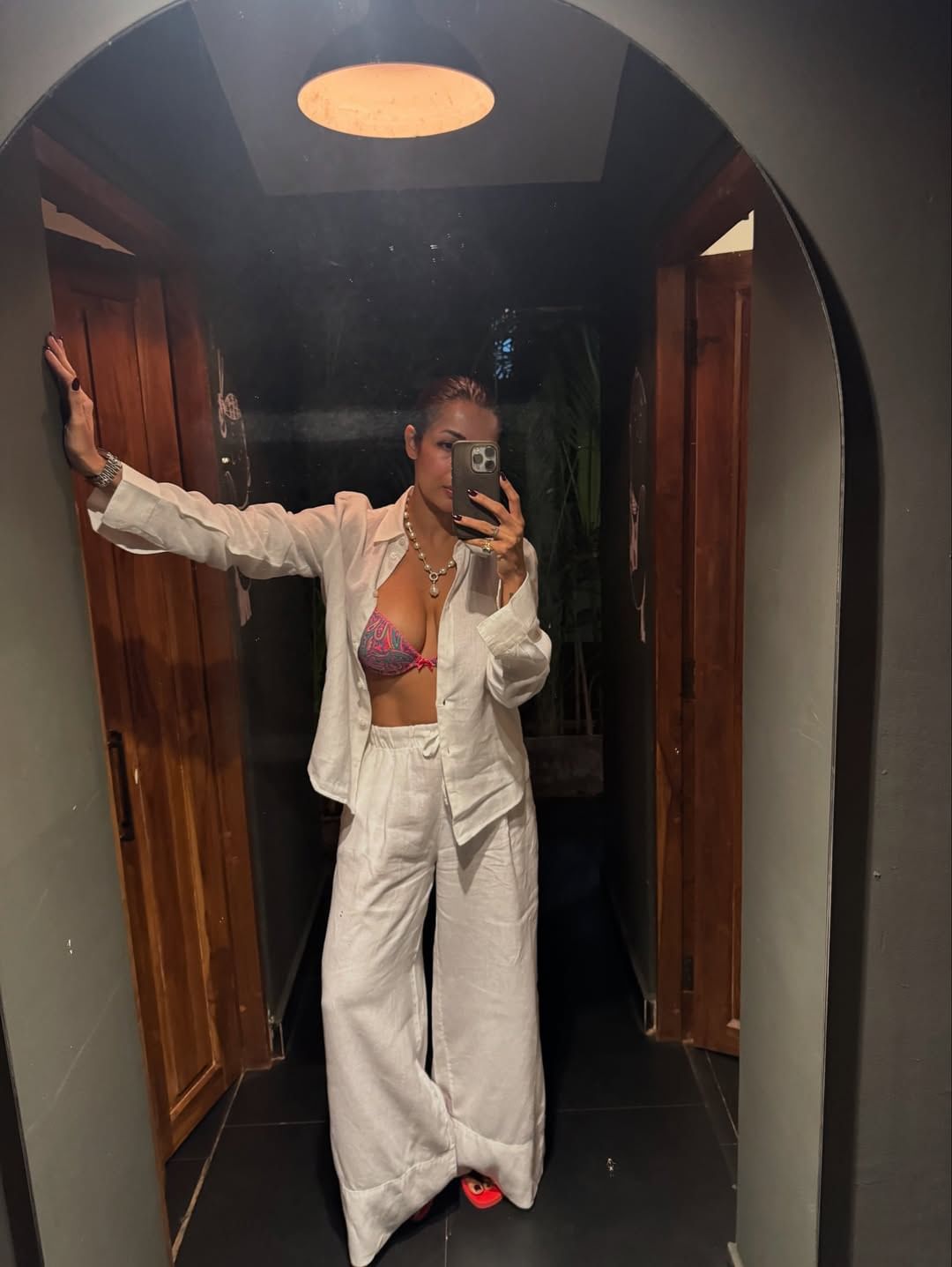 विशेष म्हणजे इन्स्टाग्रामवर कोट्यवधी फॅन्स असणारी मलायका अरोरा तिच्या आयुष्यात नेमकं काय चाललंय, हे आपल्या चाहत्यांना व्हिडीओ आणि फोटोंच्या माध्यमातून माहिती देत असते. 