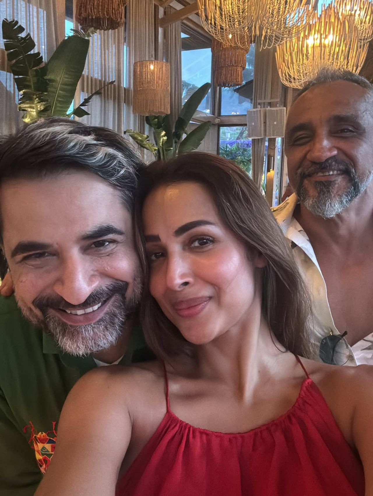 बॉलिवूडची अभिनेत्री मलायका अरोरा नेहमीच वेगवेगळ्या कारणांमुळे चर्चेत असते. तिचे सोशल मीडियावर जीम आऊटफीटमधील, पार्टीवेअर ड्रेसमधील अनेक फोटो नेहमीच व्हायरल होत असतात. 