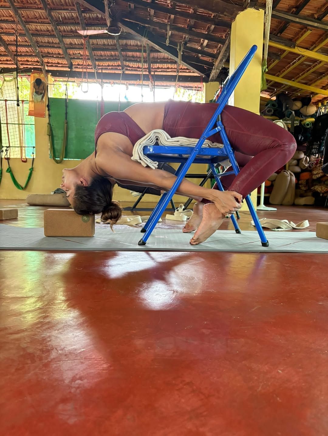 मलायकाने एका रेस्टॉरमंटमध्ये बसलेली असतानाचा एक फोटो शेअर केला आहे. या फोटोमध्ये तिच्या हातात रेड वाईनचा एक ग्लास दिसतोय. याच फोटोमध्ये तिच्या पोटाजवळ एक खास टॅटू आहे. हा टॅटू पूर्णपणे दिसत नसला तरी तो नेमका काय आहे? असा प्रश्न तिच्या चाहत्यांना पडला आहे.  एका हॉटेलच्या बाहेर उभा राहिलेलादेखील फोटो तिने आपल्या इन्स्टाग्रामवर शेअर केला आहे. 