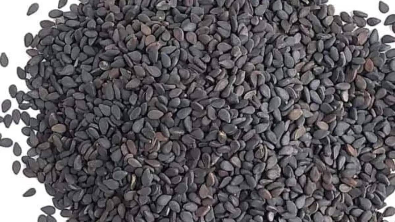 शनिवारी मोहरीच्या तेलाचा दिवा लावा त्यात काळे तीळ आणि उडद डाळ टाका. असं साडेसातीच्या काळात दर शनिवारी करा. 