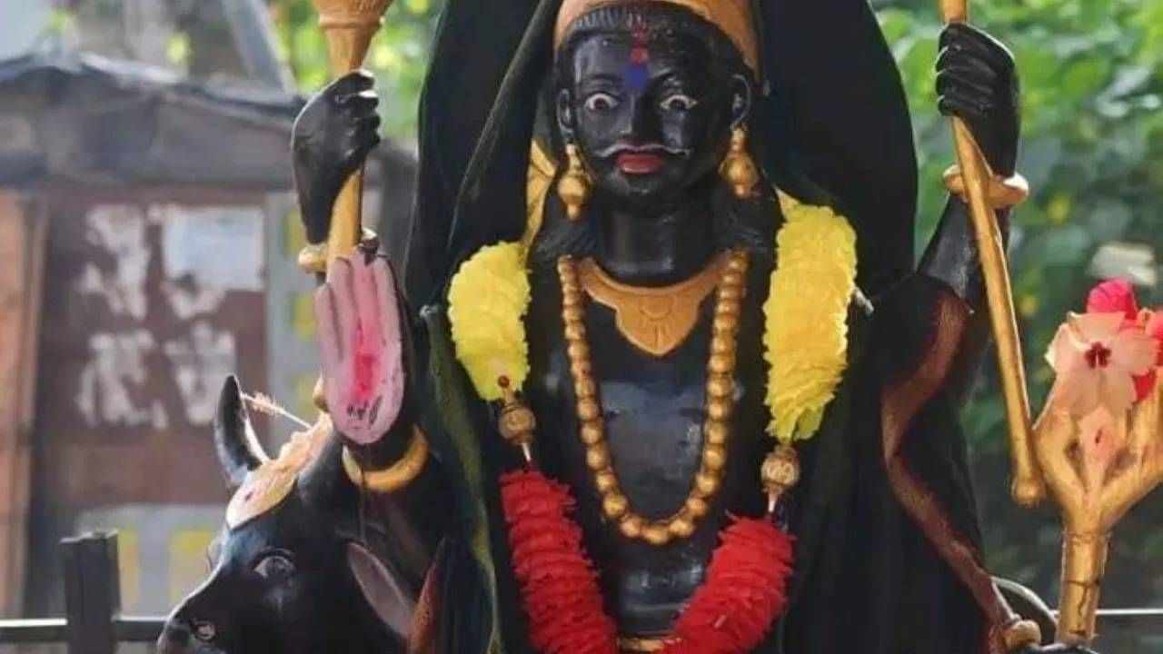 शनिवारी शनि चालिसा, हनुमान चालिसेचं पठण करावं. यामुळे शनिदेवांसोबत मारुतीरायाचाही आशीर्वाद मिळतो. तसेच ॐ शनैश्चराय नमः" या मंत्राचा जप करावा. (डिस्क्लेमर : वरील माहिती उपलब्ध स्रोतावरून देण्यात आलेली आहे. याच्या तथ्यांबद्दल आम्ही कुठलाही दावा करीत नाही, तसेच अंधश्रद्धेला दुजोरा देत नाही.)