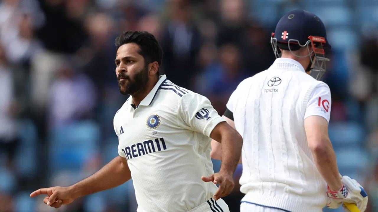 शार्दुल ठाकुरने दुसऱ्या डावाच्या 55व्या षटकात कमाल केली. शार्दुल ठाकुरने या षटकाच्या पहिल्या चेंडूवर बेन डकेटला बाद केलं. तो 149 धावांवर खेळत होता. त्यानंतर हॅरी ब्रूकची विकेट काढली. (PC-GETTY IMAGES)