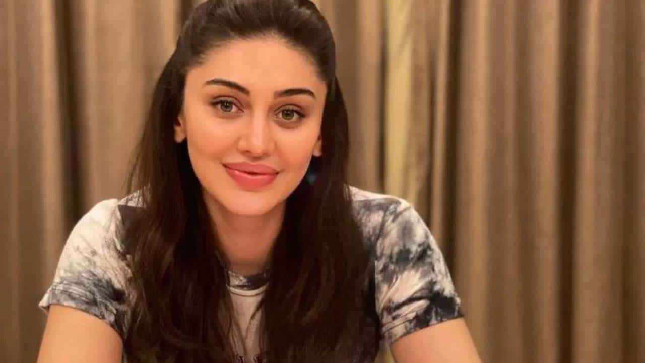 "कांटा लगा" या बॉलिवूडमधील रिमिक्स गाण्याच्या व्हिडीओमुळे रातोरात घराघरांत फेमस झालेली अभिनेत्री, शेफाली जरीवालचे 42 व्या वर्षी निधन झालं. गेल्या आठवड्यात, 27 जून च्या रात्री कार्डिॲक अरेस्टमुळे तिचा जीव गेला. तिच्या अकस्मात निधनामुळे सर्वच हादरले असून कुटुंबियावर तर दु:खाचा डोंगर कोसळला आहे. शेफाली जरीवाला ज्या धर्माचे पालन करायची, भारतात त्या धर्माचे किती लोक राहतात, ते जाणून घेऊया.