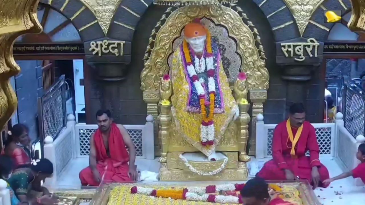 भारत पाकिस्तान युद्धाच्या पार्श्वभूमीवर शिर्डीतील साई मंदिरात भाविकांना फुल, हार, प्रसाद नेण्यास बंदी करण्यात आली होती. भारत- पाकिस्तान दरम्यान परिस्थिती सामान्य झाल्यामुळे ही बंदी उठवण्यात आली आहे. 