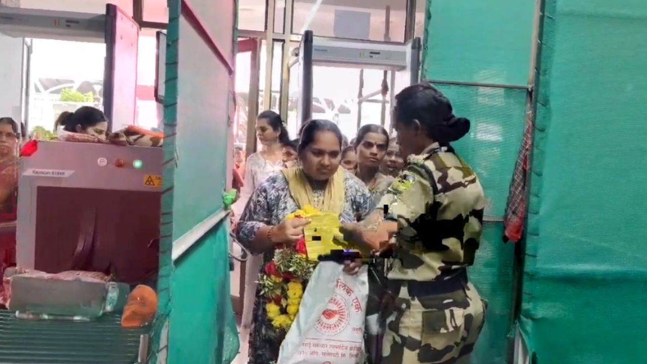 साई मंदिरातील फुल, हार, प्रसाद बंदी उठवल्यामुळे साई भक्तांमध्ये आनंदाचे वातावरण आहे. भाविकांना आता पूर्वी प्रमाणे मंदिरात फुल, हार, प्रसाद नेता येत आहे. परंतु फुल, हार, प्रसाद नेताना प्रवेशद्वारावर बिलाची पावती दाखवणे बंधनकारक असणार आहे. बिलाची पावती नसणाऱ्यांसाठी बंदी कायम असणार आहे.