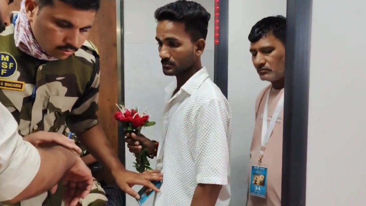 साई संस्थान क्रेडिट सोसायटीमार्फत फुल, हार, प्रसाद विक्री सुरू करण्यात आली आहे. भाविकांची फसवणूक टाळण्यासाठी खाजगी फुल, प्रसाद विक्रेत्यांसाठी नवीन नियमावली तयार करण्यात येणार आहे.