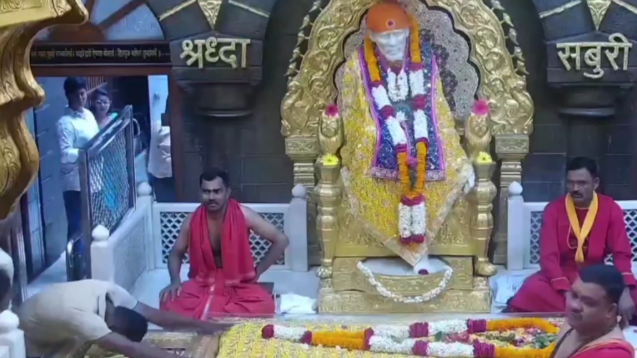 साई भक्तांना पूजेचे सामान मंदिरात नेता येणार आहे. परंतु त्यासाठीही पावती आवश्यक असणार आहे. खासगी दुकानदारांचे दर निश्चित नसल्यामुळे त्यांच्याकडून पावती मिळत नाही. यामुळे भाविकांना संस्थेच्या क्रेडिट सोसायटीमधूनच पावती घ्यावी लागणार आहे.