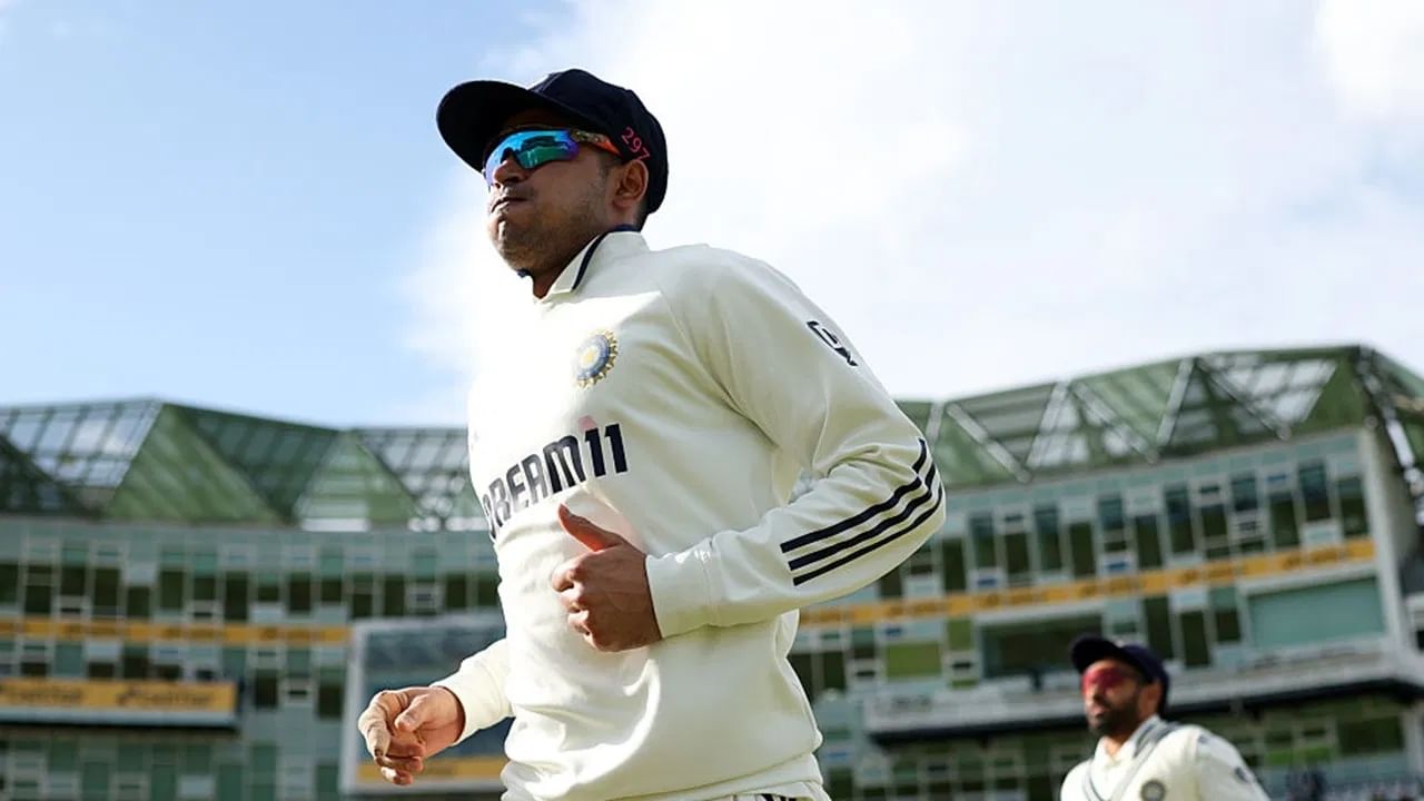 शुबमन गिल याने लीड्समध्ये इंग्लंड विरुद्ध कर्णधार म्हणून पहिल्याच सामन्यात शतक केलं. शुबमन या शतकासह कर्णधार म्हणून पदार्पणात चमकला. मात्र सामन्यातील पाचव्या दिवशी कॅप्टन शुबमन अडचणीत सापडला. नक्की काय झालं? जाणून घेऊयात. (Photo Credit : Getty Images) 