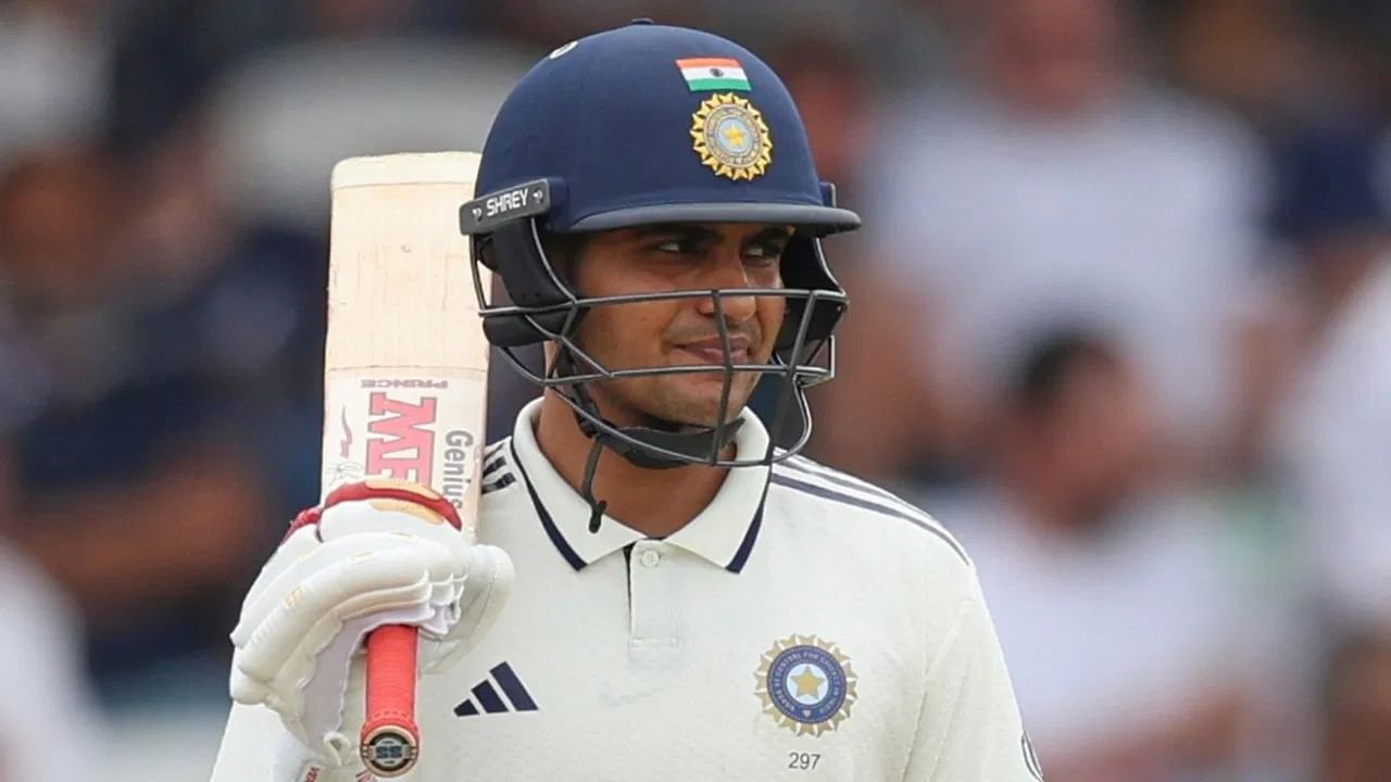 विशेष म्हणजे शुबमनने विराटप्रमाणे कर्णधार म्हणून पहिल्याच सामन्यात चौथ्या स्थानी खेळताना शतक केलं. विराटने एडलेडमध्ये ऑस्ट्रेलियाच ही कामगिरी केली होती. (Photo Credit: PTI)