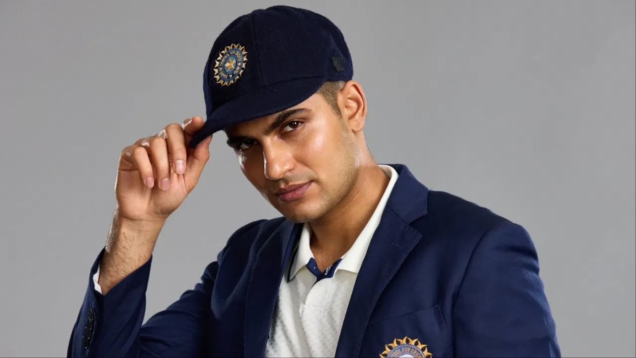 शुबमन गिल 2000 नंतरचा टीम इंडियाचा सर्वात युवा कसोटी कर्णधार ठरला आहे. शुबमनची वयाच्या 25 वर्ष 270 व्या दिवशी कर्णधारपदी नियुक्ती करण्यात आली. गिलने याबाबतीत महेंद्रसिंह धोनी याचा रेकॉर्ड ब्रेक केला.  धोनीला वयाच्या 26 वर्ष 279 व्या दिवशी टेस्ट कॅप्टन करण्यात आलं होतं. (Photo Credit: Bcci)