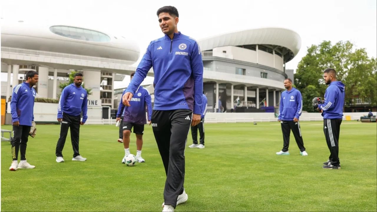 इंग्लंड विरूद्धच्या कसोटी मालिकेतून शुबमन गिल कर्णधार म्हणून पदार्पण करणार आहे. टीम इंडियाच्या या मालिकेला 20 जूनपासून सुरुवात होणार आहे. या मालिकेसाठी भारतीय खेळाडूंनी सरावाला सुरुवात केली आहे. (Photo Credit: PTI)