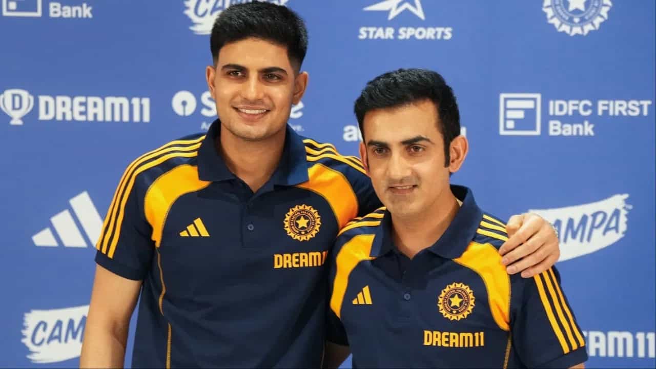 रोहित शर्मा याच्या कसोटी क्रिकेटमधील निवृत्तीनंतर टीम इंडियाचा युवा सलामीवीर शुबमन गिल याला कर्णधार करण्यात आलं. टीम इंडिया शुबमन गिलच्या नेतृत्वात इंग्लंड विरुद्ध 5 कसोटी सामन्यांची मालिका खेळणार आहे. (Photo Credit: PTI)