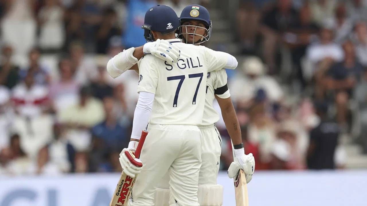 शुबमन गिलची बॅटची किंमत कितीही असो पण त्याच्या फॉर्मची किंमत आता सर्वात अधिक आहे. शुबमन गिल कर्णधार होताच इंग्लंडमध्ये चमकला आहे. त्याने पहिल्याच सामन्यात शतकी खेळी केली. (Photo- PTI)