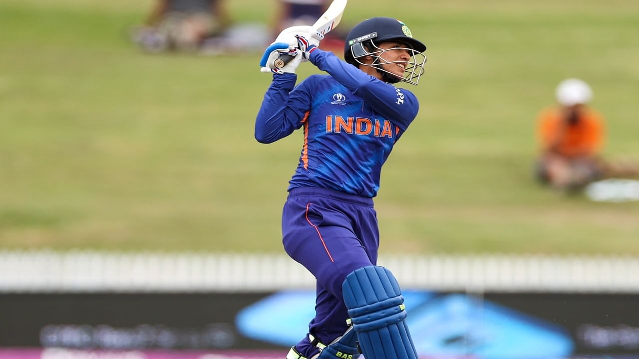 मंधानाने या शतकासह ऐतिहासिक कामगिरी केली. मंधानाने टीम इंडियासाठी तिन्ही फॉर्मेटमध्ये शतक करणारी पहिली महिला फलंदाज हा बहुमान मिळवला. मंधानने याआधी वनडेत 11 तर कसोटीत 2 शतकं केली आहेत.  तसेच स्मृती तिन्ही फॉर्मेटमध्ये शतक करणारी पाचवी महिला ठरली आहे. (Photo Credit : Bcci X Account)