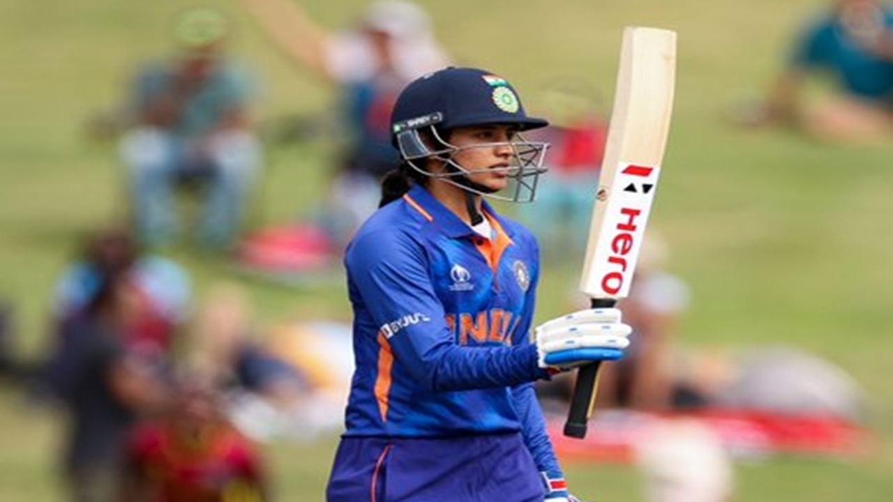 स्मृतीने या सामन्यात 51 चेंडूत शतक पूर्ण केलं. स्मृतीचं हे टी 20i कारकीर्दीतील पहिलंवहिलं शतक ठरलं. स्मृती यासह वूमन्स टीम इंडियाकडून टी 20i शतक करणारी दुसरी फलंदाज ठरली. याआधी हरमनप्रीत कौर हीने 2018 साली 103 धावा केल्या होत्या. (Photo Credit : Bcci X Account)