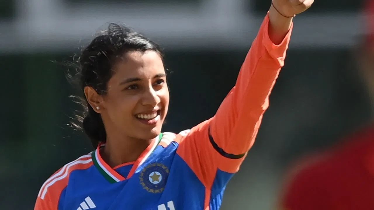 वूमन्स टीम इंडियाची कर्णधार स्मृती मंधाना हीने मेन्स टीम इंडियाचा कॅप्टन शुबमन गिल याच्याप्रमाणेच इंग्लंड दौऱ्याची सुरुवात शतकाने केली. स्मृतीने इंग्लंड विरूद्धच्या पहिल्या टी 20i सामन्यात 28 जून रोजी  खणखणीत शतक ठोकलं. स्मृतीने ट्रेंटब्रिजमध्ये 112 धावांची झंझावाती खेळी केली. स्मृती यासह टीम इंडियाकडून टी 20i क्रिकेटमध्ये एका डावात सर्वोच्च धावसंख्या करणारी पहिली माहिला फलंदाज ठरली (Photo Credit : Getty Images)